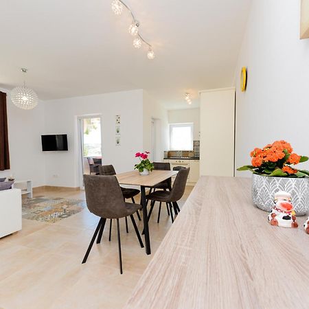 Apartments Amfora - Cozy And Modern Apartments For Up To 15 People, 100M From The Sea And Beach Stara Novalja Ngoại thất bức ảnh