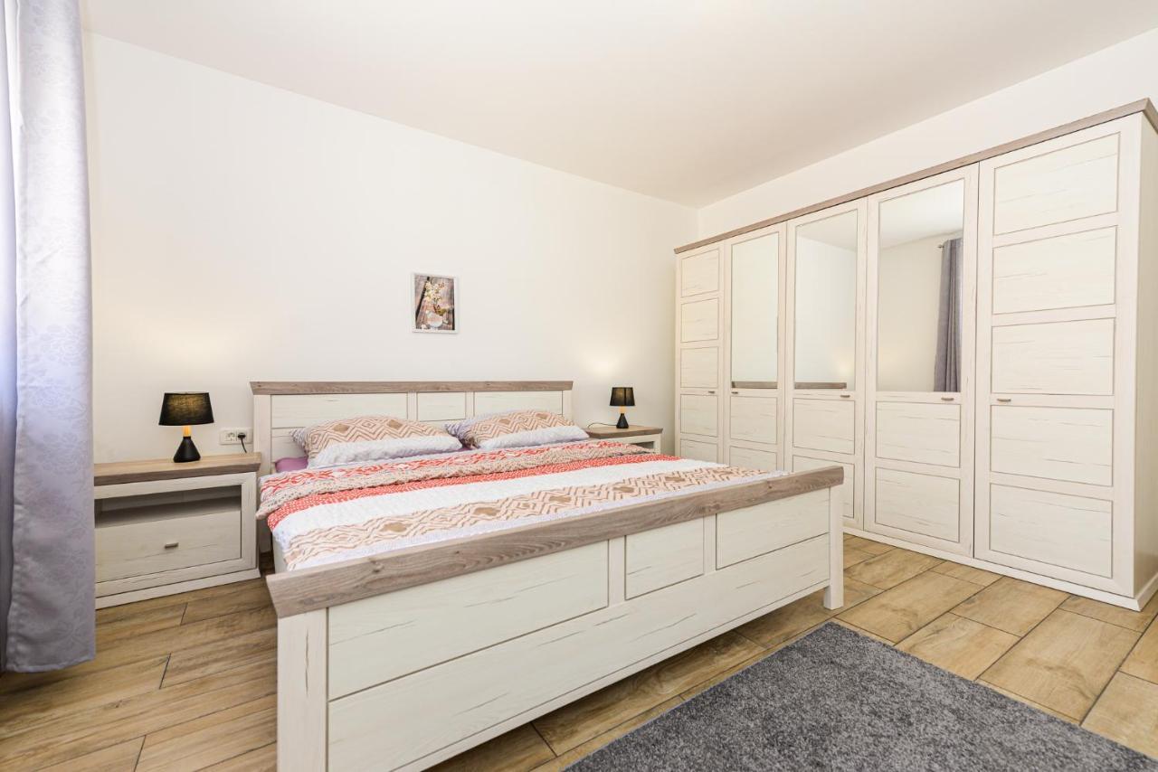 Apartments Amfora - Cozy And Modern Apartments For Up To 15 People, 100M From The Sea And Beach Stara Novalja Ngoại thất bức ảnh