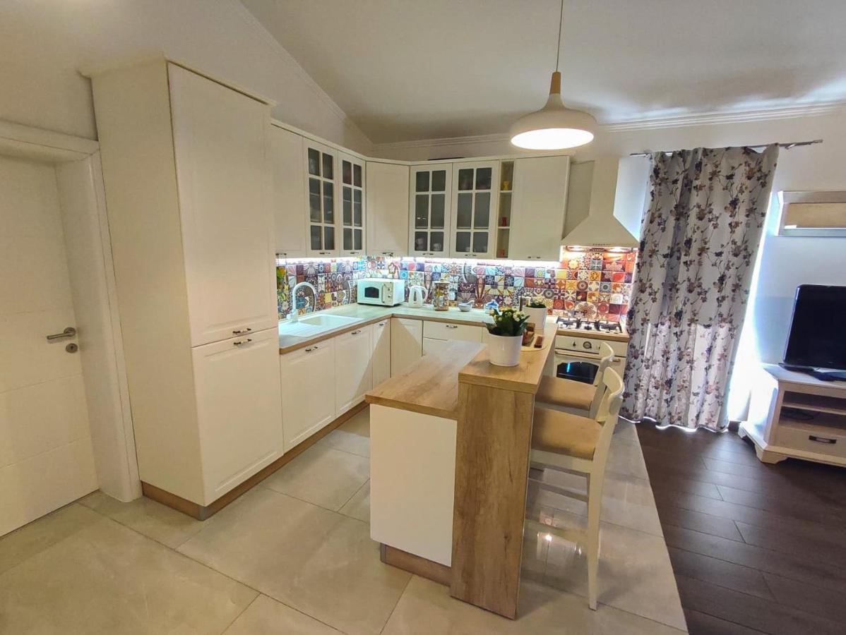 Apartments Amfora - Cozy And Modern Apartments For Up To 15 People, 100M From The Sea And Beach Stara Novalja Ngoại thất bức ảnh