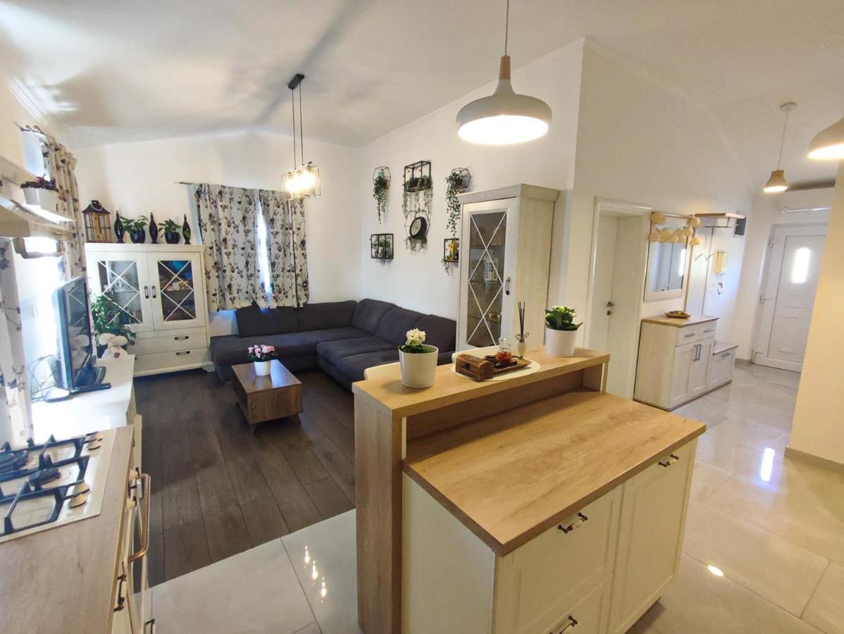 Apartments Amfora - Cozy And Modern Apartments For Up To 15 People, 100M From The Sea And Beach Stara Novalja Ngoại thất bức ảnh
