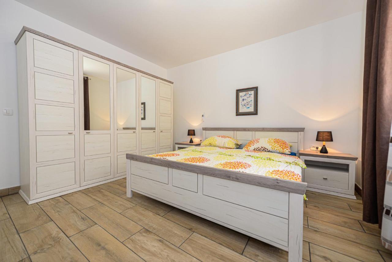 Apartments Amfora - Cozy And Modern Apartments For Up To 15 People, 100M From The Sea And Beach Stara Novalja Ngoại thất bức ảnh