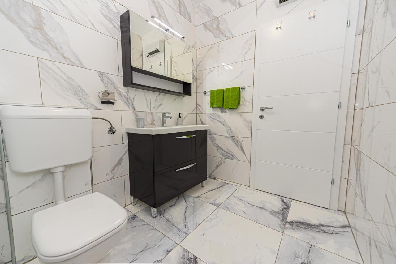 Apartments Amfora - Cozy And Modern Apartments For Up To 15 People, 100M From The Sea And Beach Stara Novalja Ngoại thất bức ảnh