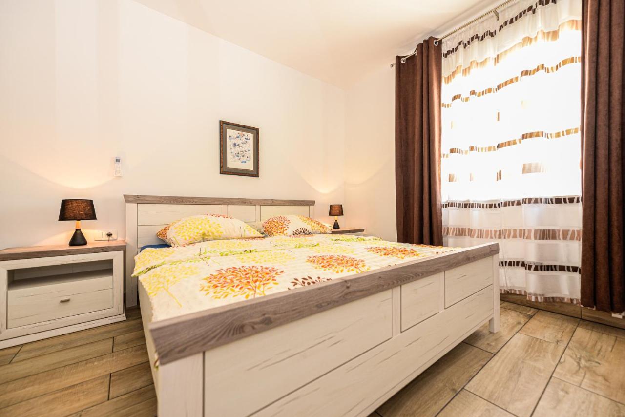 Apartments Amfora - Cozy And Modern Apartments For Up To 15 People, 100M From The Sea And Beach Stara Novalja Ngoại thất bức ảnh