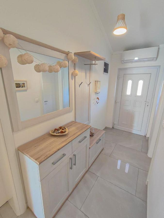 Apartments Amfora - Cozy And Modern Apartments For Up To 15 People, 100M From The Sea And Beach Stara Novalja Ngoại thất bức ảnh