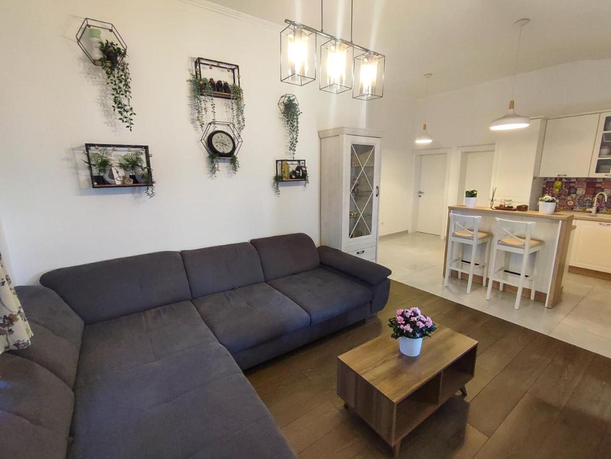 Apartments Amfora - Cozy And Modern Apartments For Up To 15 People, 100M From The Sea And Beach Stara Novalja Ngoại thất bức ảnh