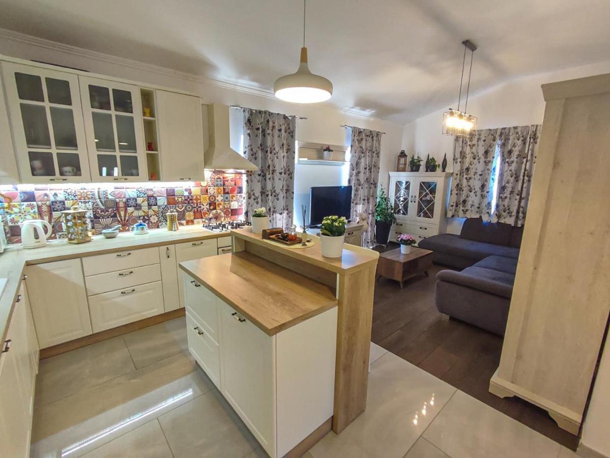 Apartments Amfora - Cozy And Modern Apartments For Up To 15 People, 100M From The Sea And Beach Stara Novalja Ngoại thất bức ảnh