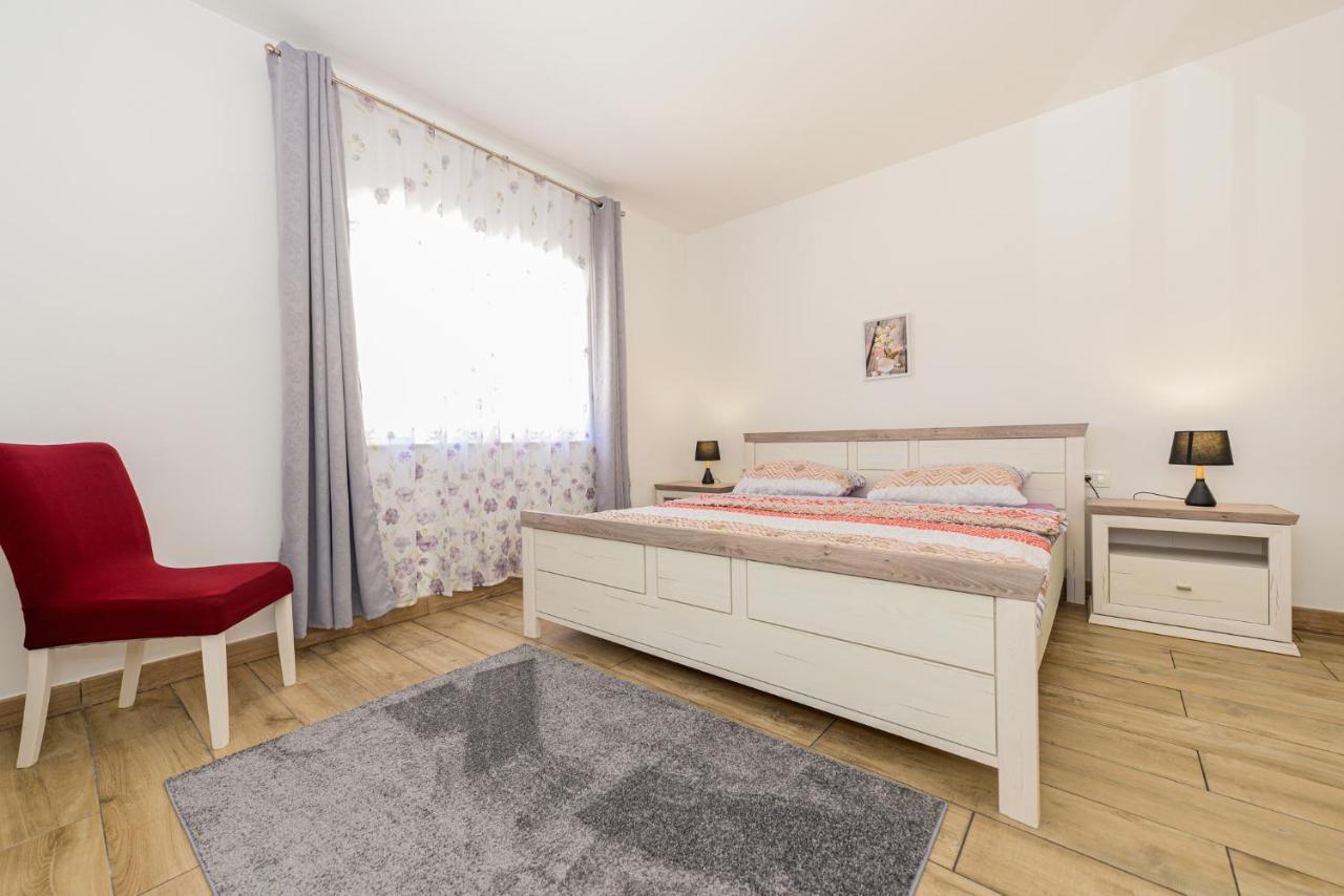 Apartments Amfora - Cozy And Modern Apartments For Up To 15 People, 100M From The Sea And Beach Stara Novalja Ngoại thất bức ảnh