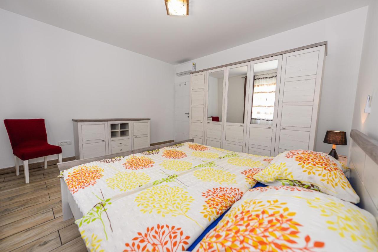 Apartments Amfora - Cozy And Modern Apartments For Up To 15 People, 100M From The Sea And Beach Stara Novalja Ngoại thất bức ảnh