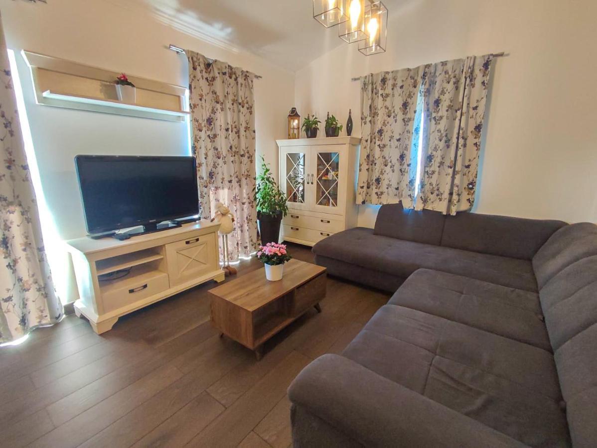 Apartments Amfora - Cozy And Modern Apartments For Up To 15 People, 100M From The Sea And Beach Stara Novalja Ngoại thất bức ảnh