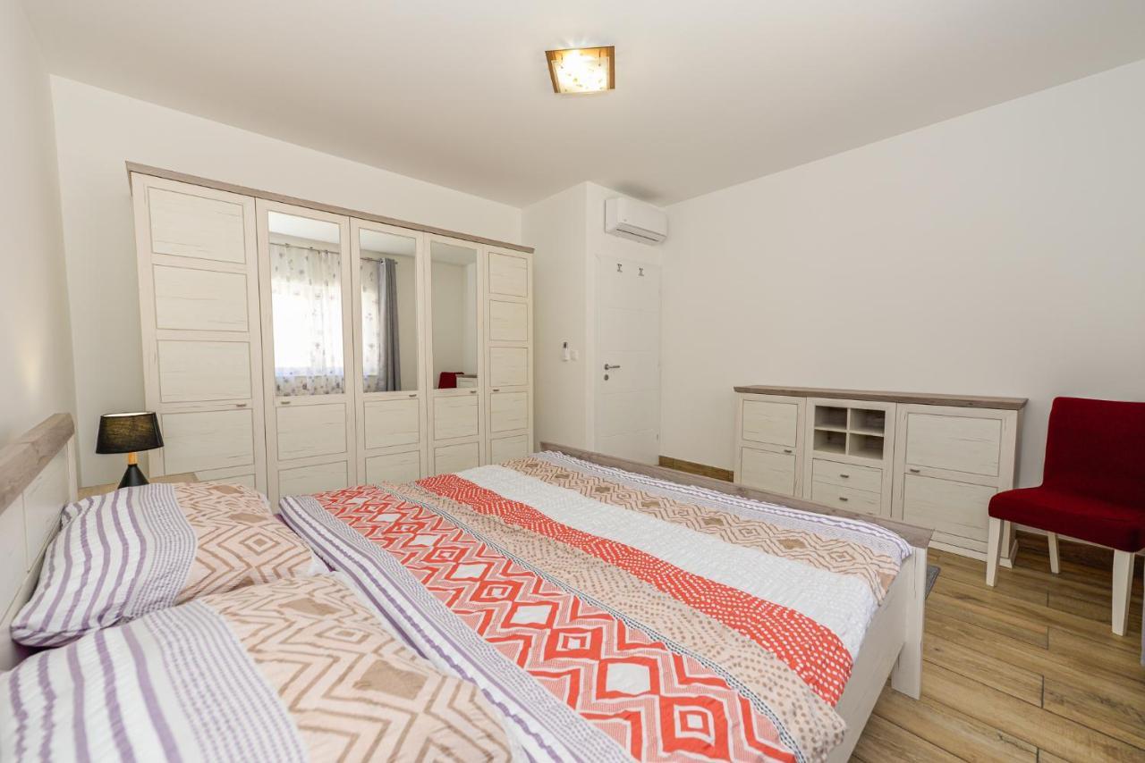 Apartments Amfora - Cozy And Modern Apartments For Up To 15 People, 100M From The Sea And Beach Stara Novalja Ngoại thất bức ảnh