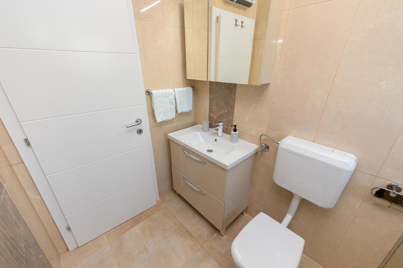 Apartments Amfora - Cozy And Modern Apartments For Up To 15 People, 100M From The Sea And Beach Stara Novalja Ngoại thất bức ảnh