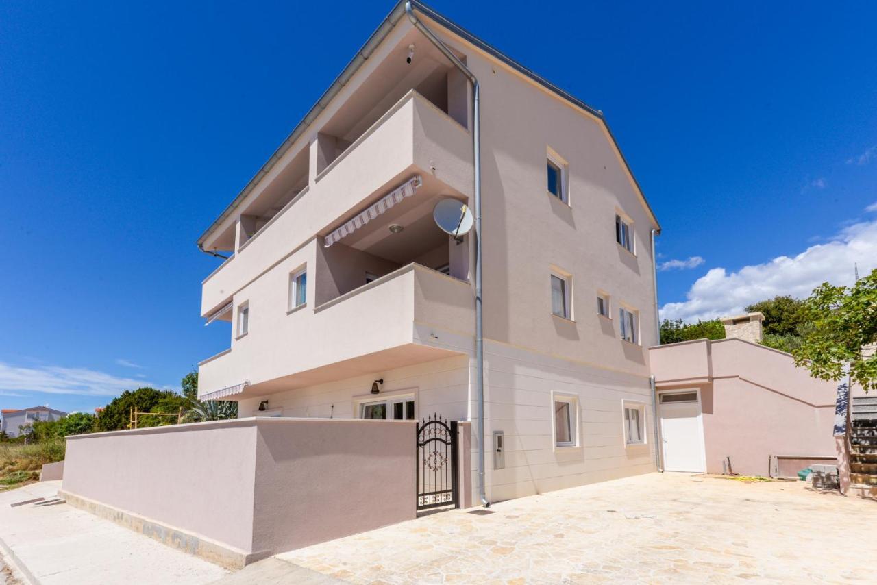 Apartments Amfora - Cozy And Modern Apartments For Up To 15 People, 100M From The Sea And Beach Stara Novalja Ngoại thất bức ảnh