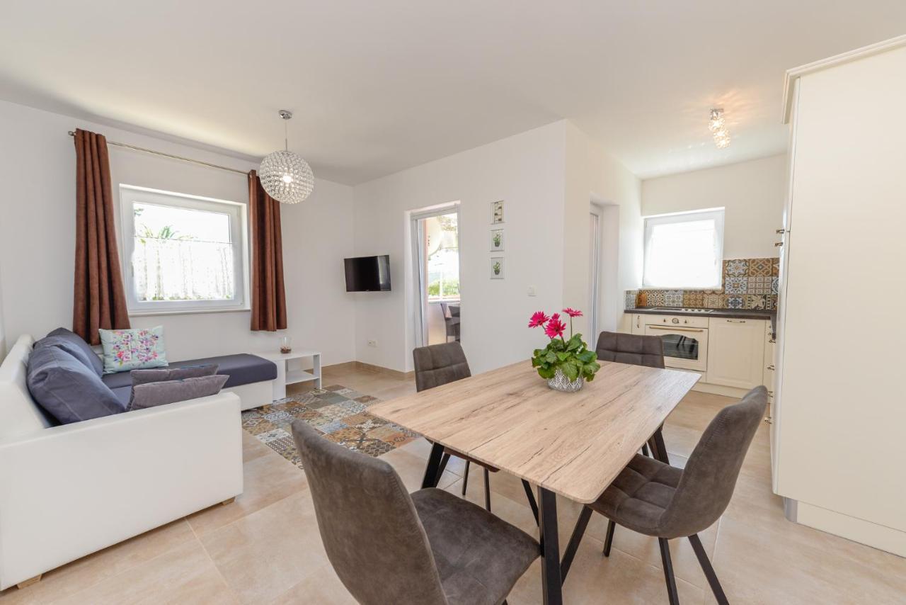 Apartments Amfora - Cozy And Modern Apartments For Up To 15 People, 100M From The Sea And Beach Stara Novalja Ngoại thất bức ảnh