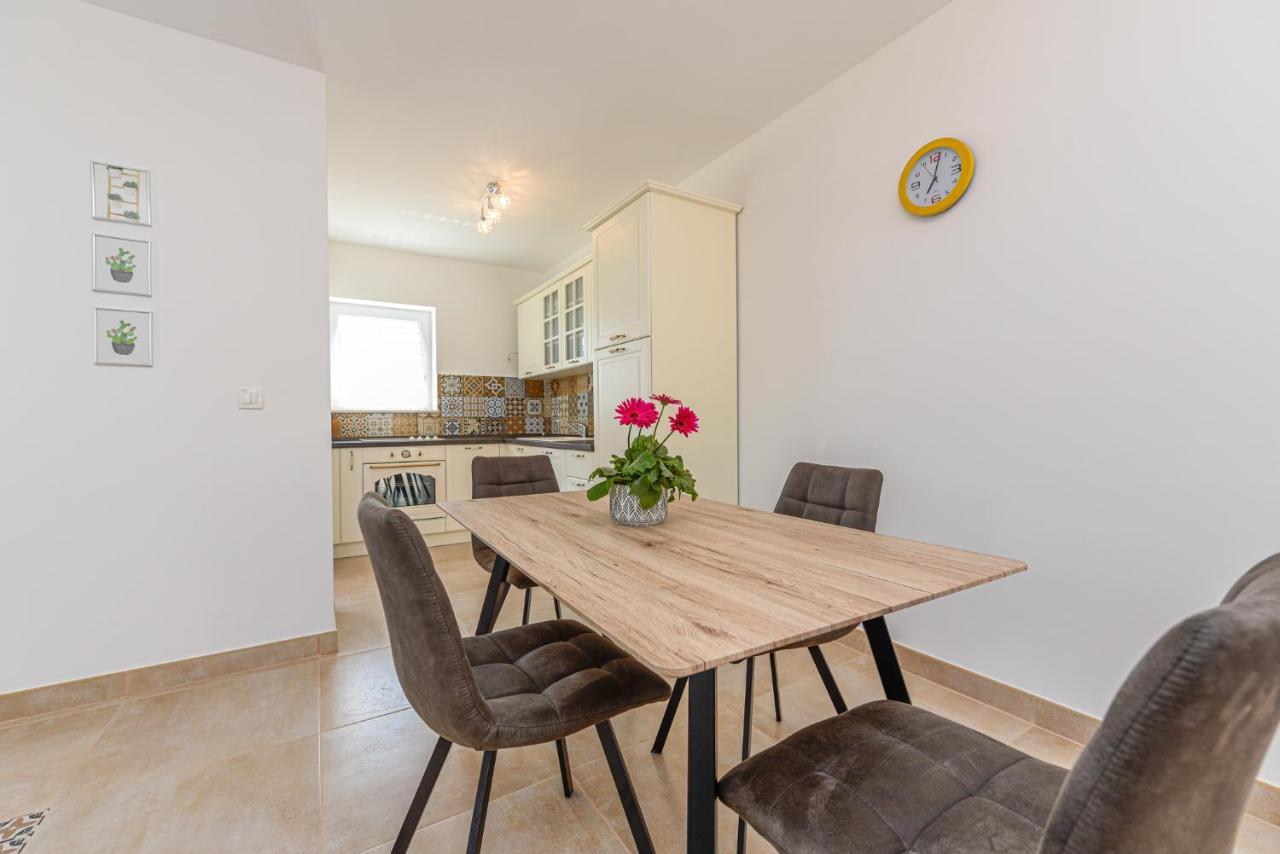 Apartments Amfora - Cozy And Modern Apartments For Up To 15 People, 100M From The Sea And Beach Stara Novalja Ngoại thất bức ảnh