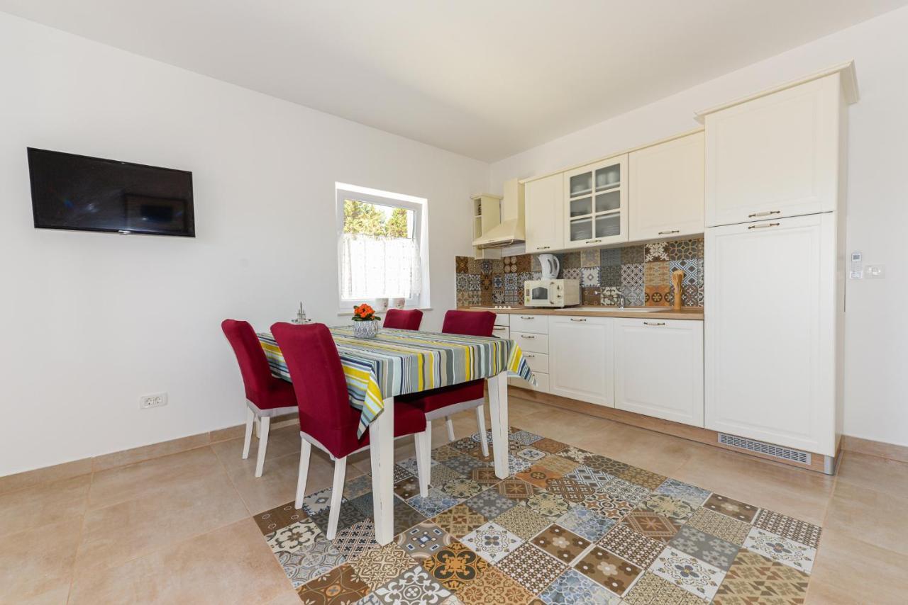 Apartments Amfora - Cozy And Modern Apartments For Up To 15 People, 100M From The Sea And Beach Stara Novalja Ngoại thất bức ảnh